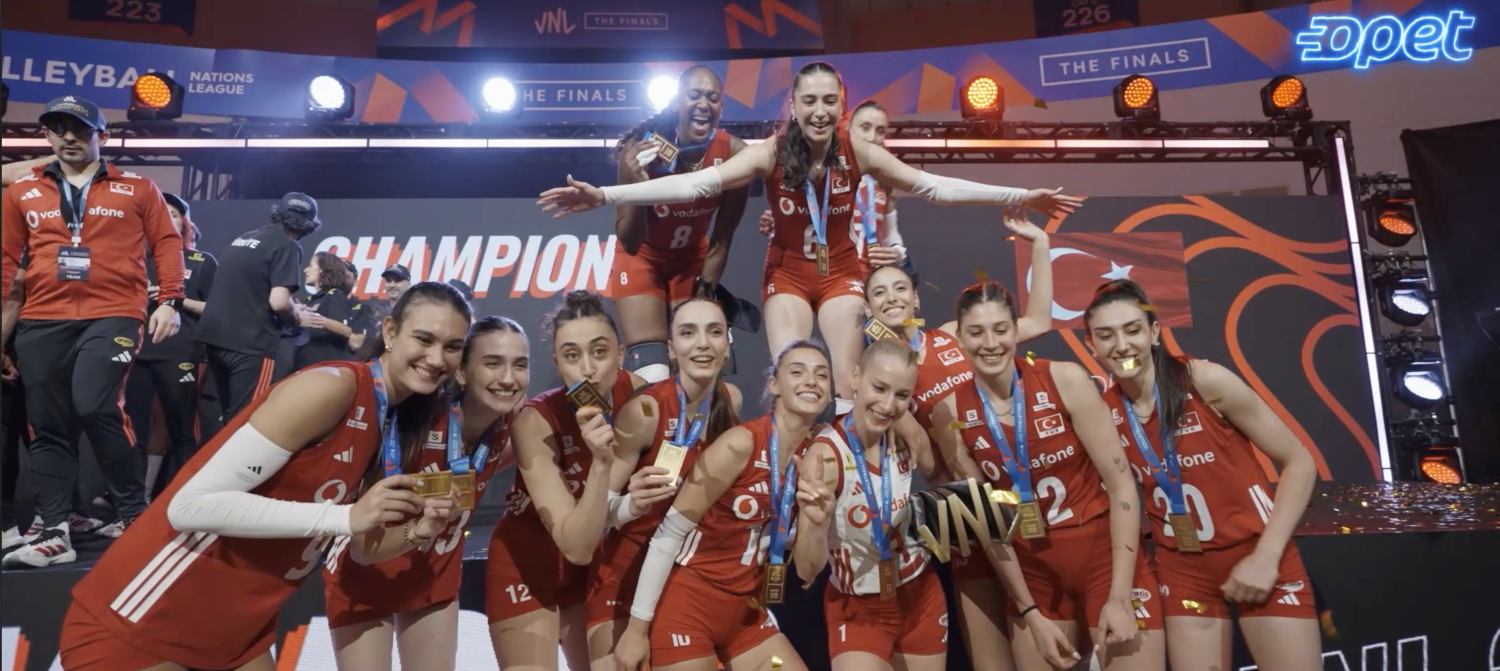 OPET Voleybol Milli Takımlarının Enerjisine Şebnem Ferah İle “Durma” Diyor