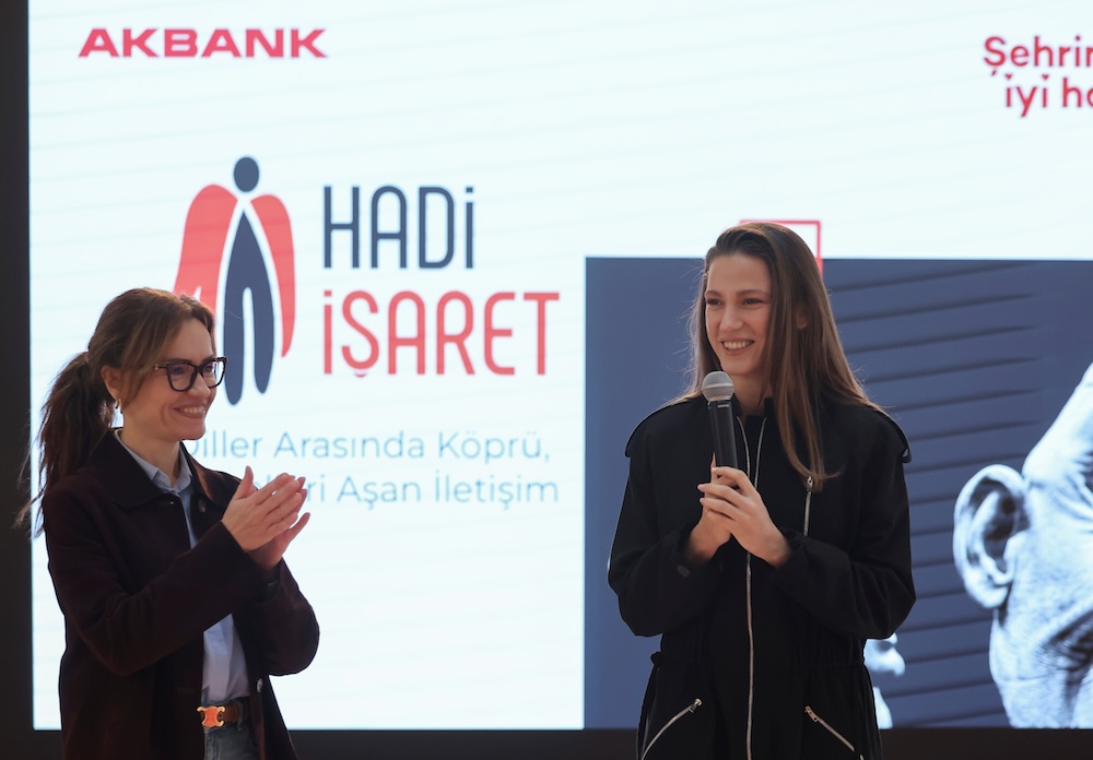Serenay Sarıkaya, Akbank Şehrin İyi Hali Gönüllüleriyle İşaret Dili Eğitimine Katıldı